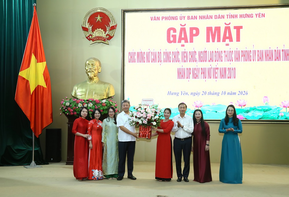 Đồng chí Nguyễn Mạnh Quyền, Phó Bí thư Tỉnh ủy, Chủ tịch UBND tỉnh chúc mừng nữ cán bộ, công chức, viên chức, người lao động thuộc Văn phòng UBND tỉnh